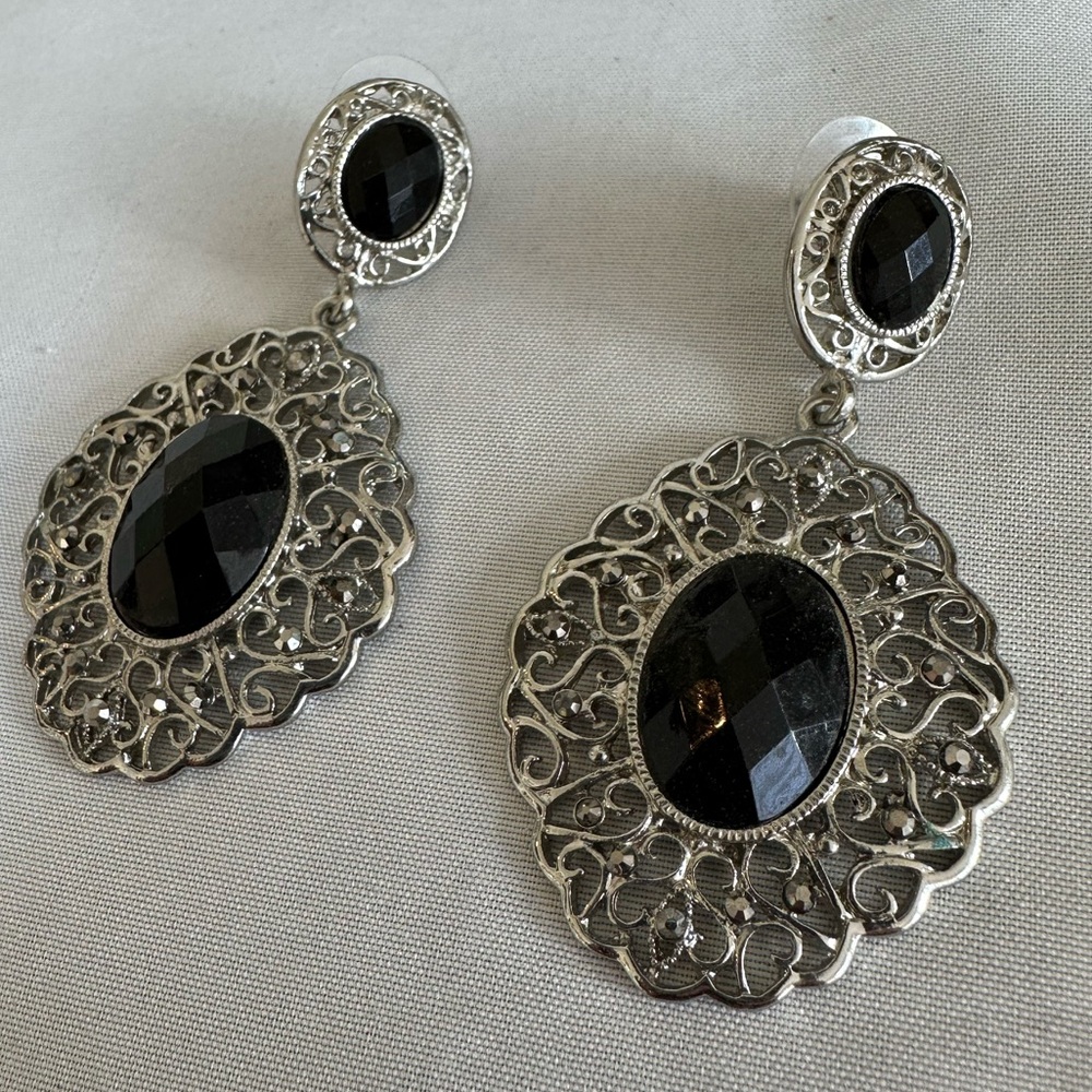 Silvertone dangle filigree style earrings